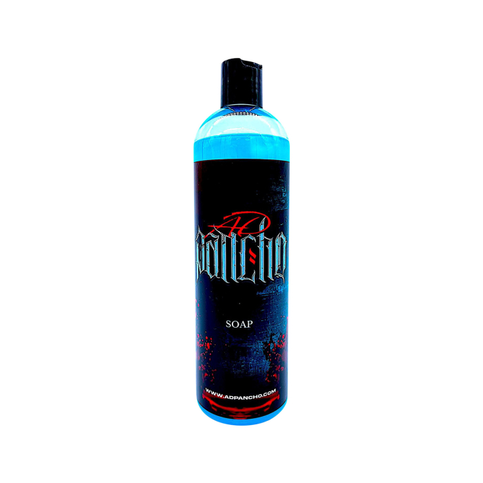 Une grande bouteille de 500 ml de AD Pancho Concentré de Savon Bleu, contenant un savon liquide bleu et munie d’une étiquette noire avec un texte en gras, posée sur fond blanc.
