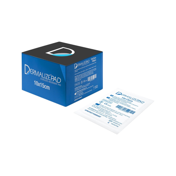Une boîte bleue et noire étiquetée « Compresses Dermalize - Compresses Stériles Absorbantes - Boîte de 100 » est présentée à côté d’un paquet individuel de compresses absorbantes stériles blanches, avec les détails du produit.