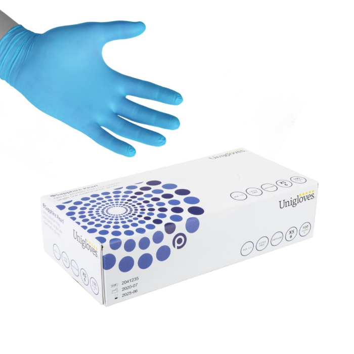 Une main portant un gant bleu plane au-dessus d'une boîte blanche de gants en nitrile Unigloves Sapphire Pearl (boîte de 100), avec des motifs circulaires bleus.