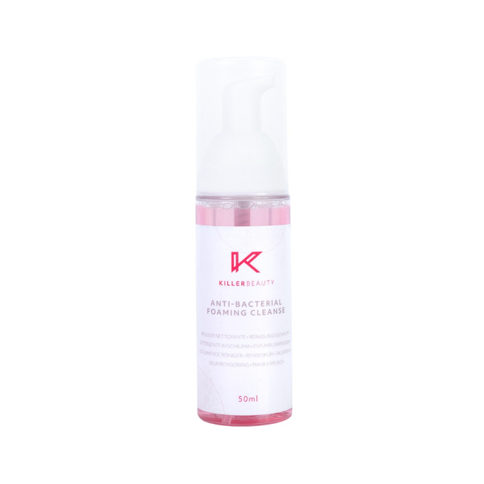 Un flacon transparent de 50 ml de Nettoyant moussant antibactérien rose Killer Beauty, muni d’une pompe blanche et d’une étiquette rose.