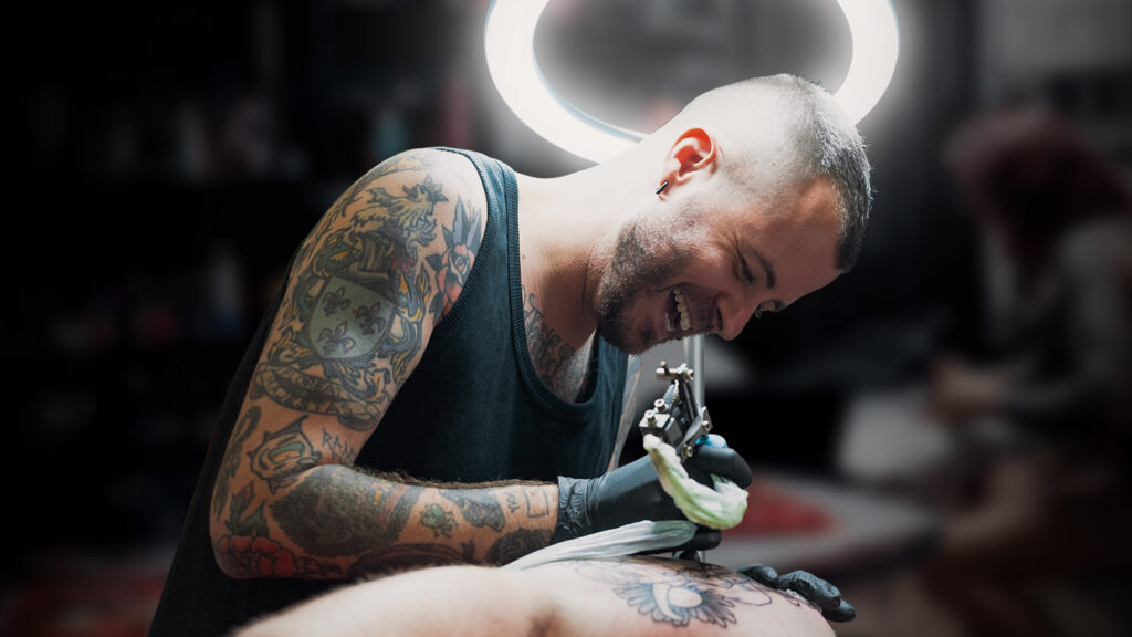 Hoe je een gastplek kunt krijgen als tattoo-artiest