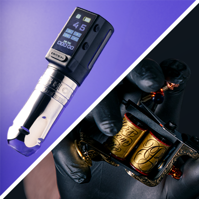 Een gesplitste afbeelding van een roterende tatoeagemachine tegen een paarse achtergrond en een onderdeel van een spoeltatoeagemachine dat wordt vastgehouden door iemand die zwarte latexhandschoenen draagt.