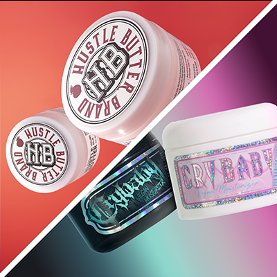 Close-up van Hustle Butter Deluxe en Crybaby / Gothbaby producten voor tattoo-nazorg