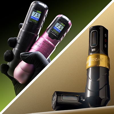 Een gesplitste afbeelding waarop iemand met zwarte latexhandschoenen een zwart-roze Peak roterende tatoeagemachine vasthoudt, en daarnaast een andere zwarte roterende tatoeagemachine tegen een gouden achtergrond.