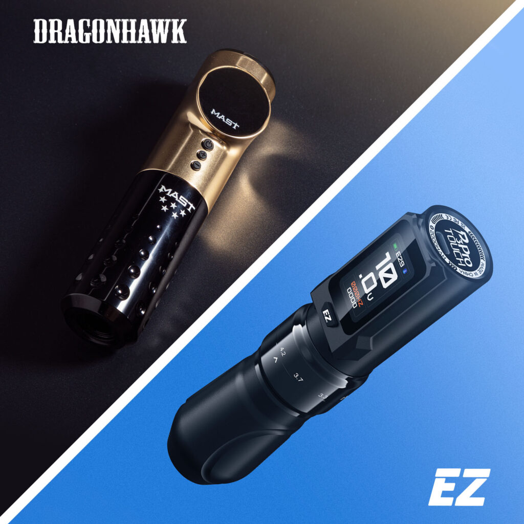 De DragonHawk Mast tattoo-machine met een zwarte achtergrond en de EZ P3 Pro tattoo-machine met een blauwe achtergrond.