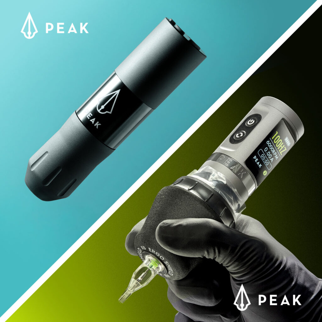 De Peak S1MP tattoo-machine met een blauwe achtergrond en de Peak Solice tattoo-machine met een verloopachtergrond van groen naar zwart.