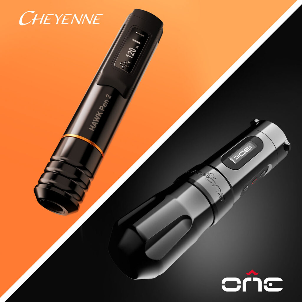 De Cheyenne Hawk 2 tattoo-penmachine met een oranje achtergrond en de FK Irons One tattoo-machine met een zwarte achtergrond.