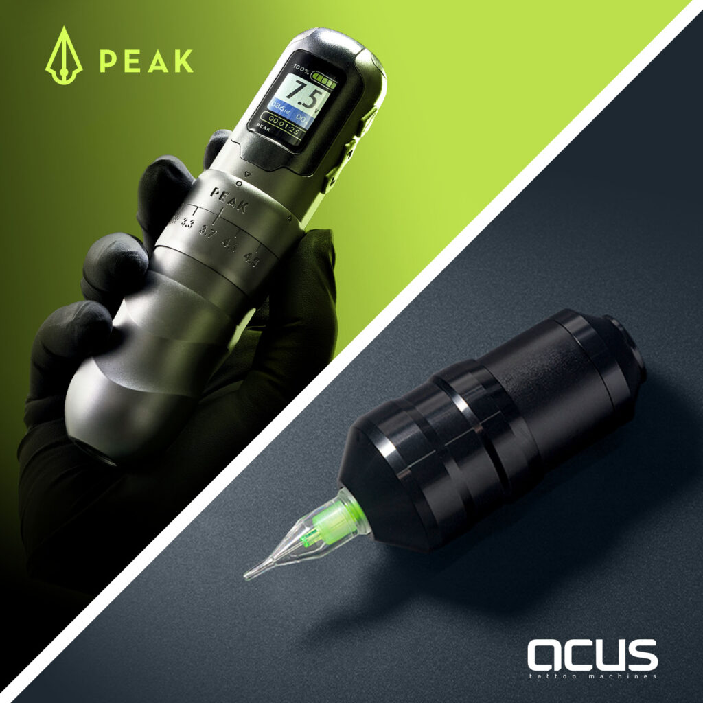De Peak Solice tattoo-machine met een groene achtergrond en de ACUS C2 tattoo-machine met een zwarte achtergrond.
