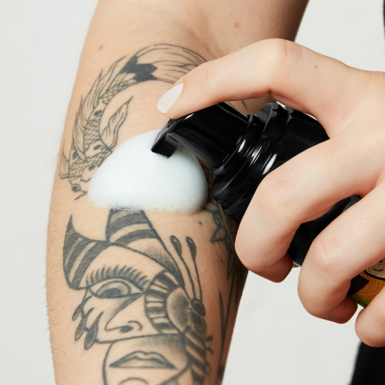 Biotat Snow Foam wordt gebruikt op een getatoeëerde arm
