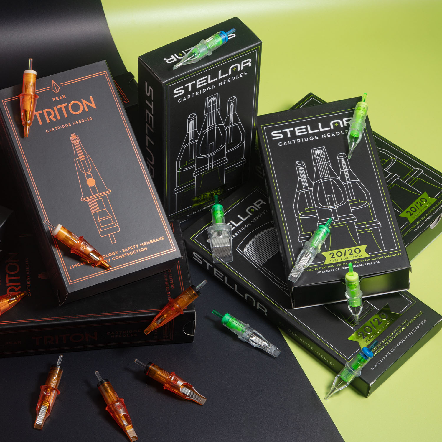Op elkaar gestapelde dozen met Peak Triton- en Peak Stellar-cartridges
