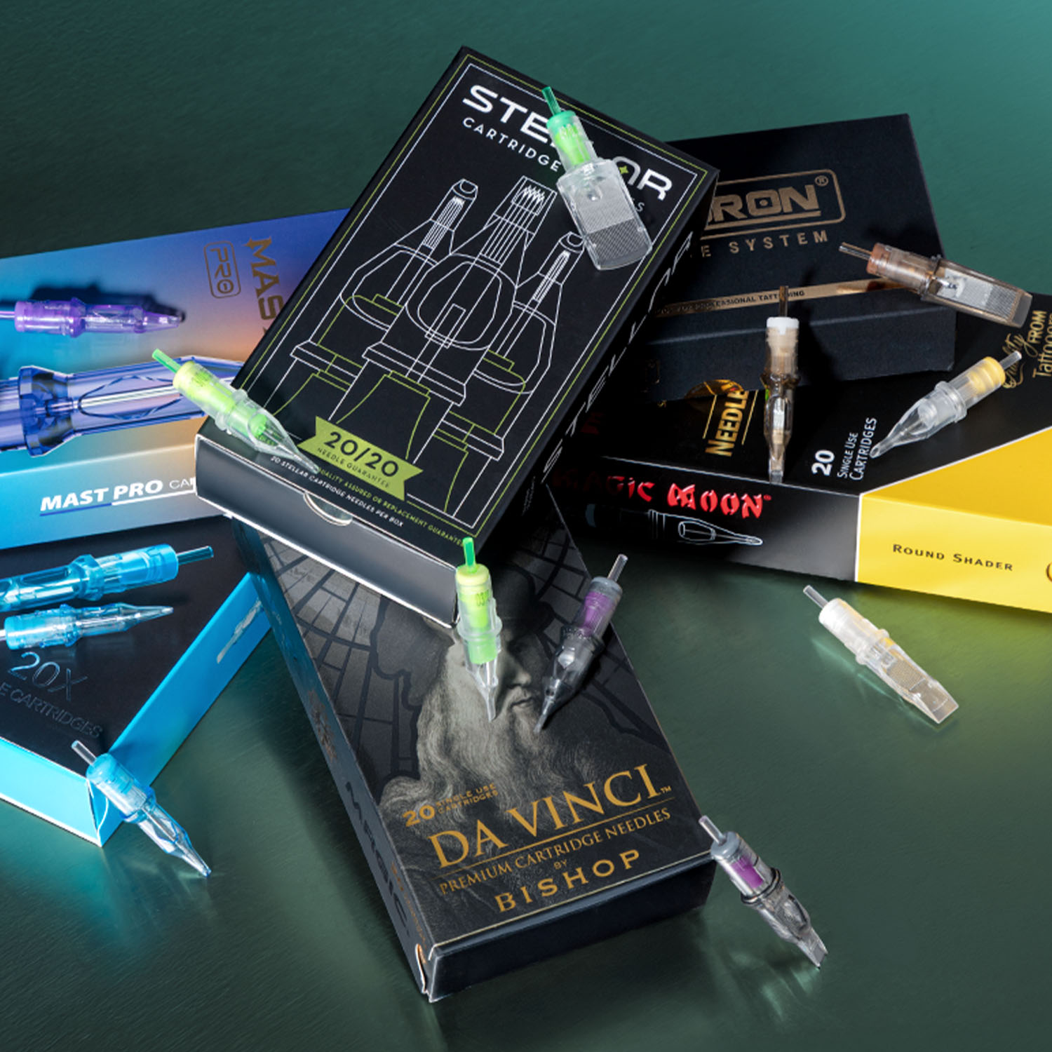 Op elkaar gestapelde dozen met Peak Stellar-, Dragonhawk Mast Pro-, Kwadron-, Magic Moon- en Bishop Da Vinci-cartridges