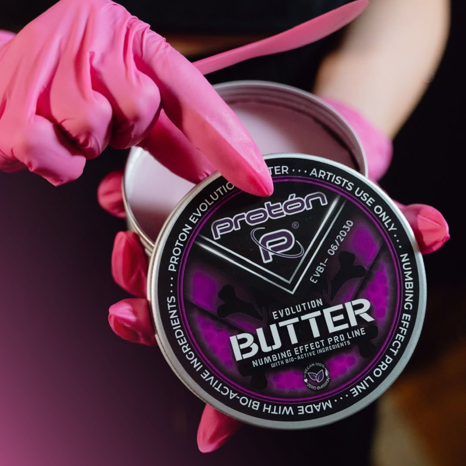 Close-up van een pot Proton Numbing Butter